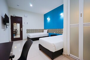 Escritorio, tabla de planchar con plancha y wifi gratis 