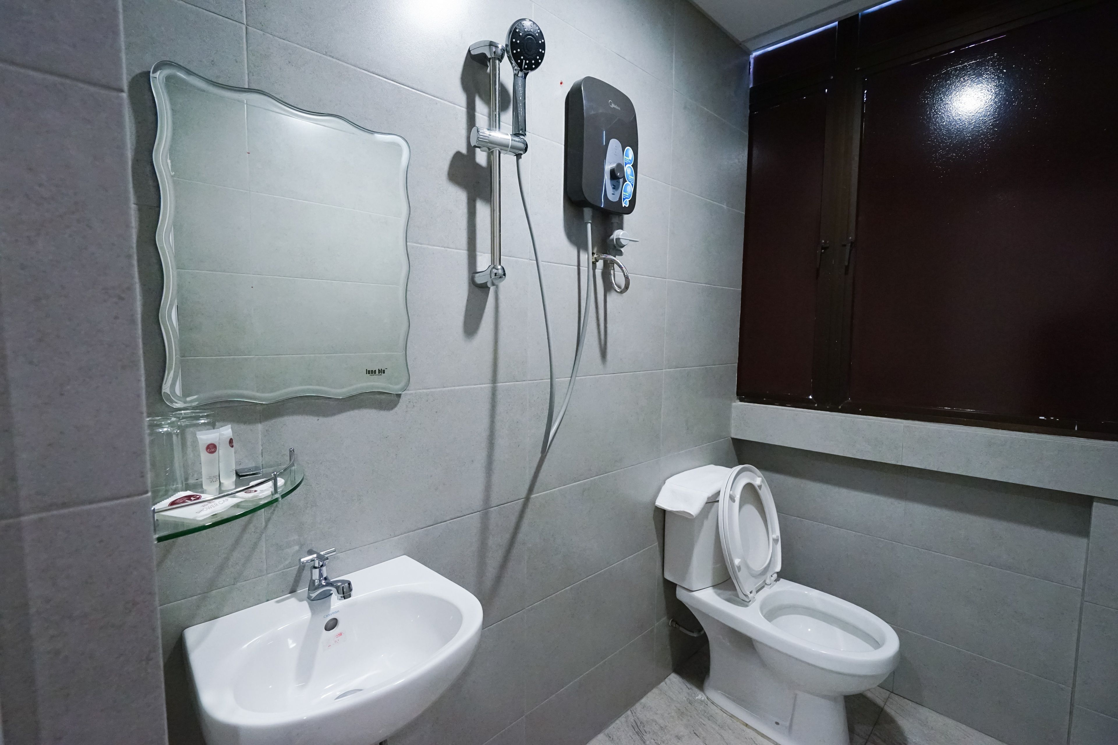 superior triple - 1 queen & 1 single bed | bathroom | shower, free toiletries, hair dryer, towels
