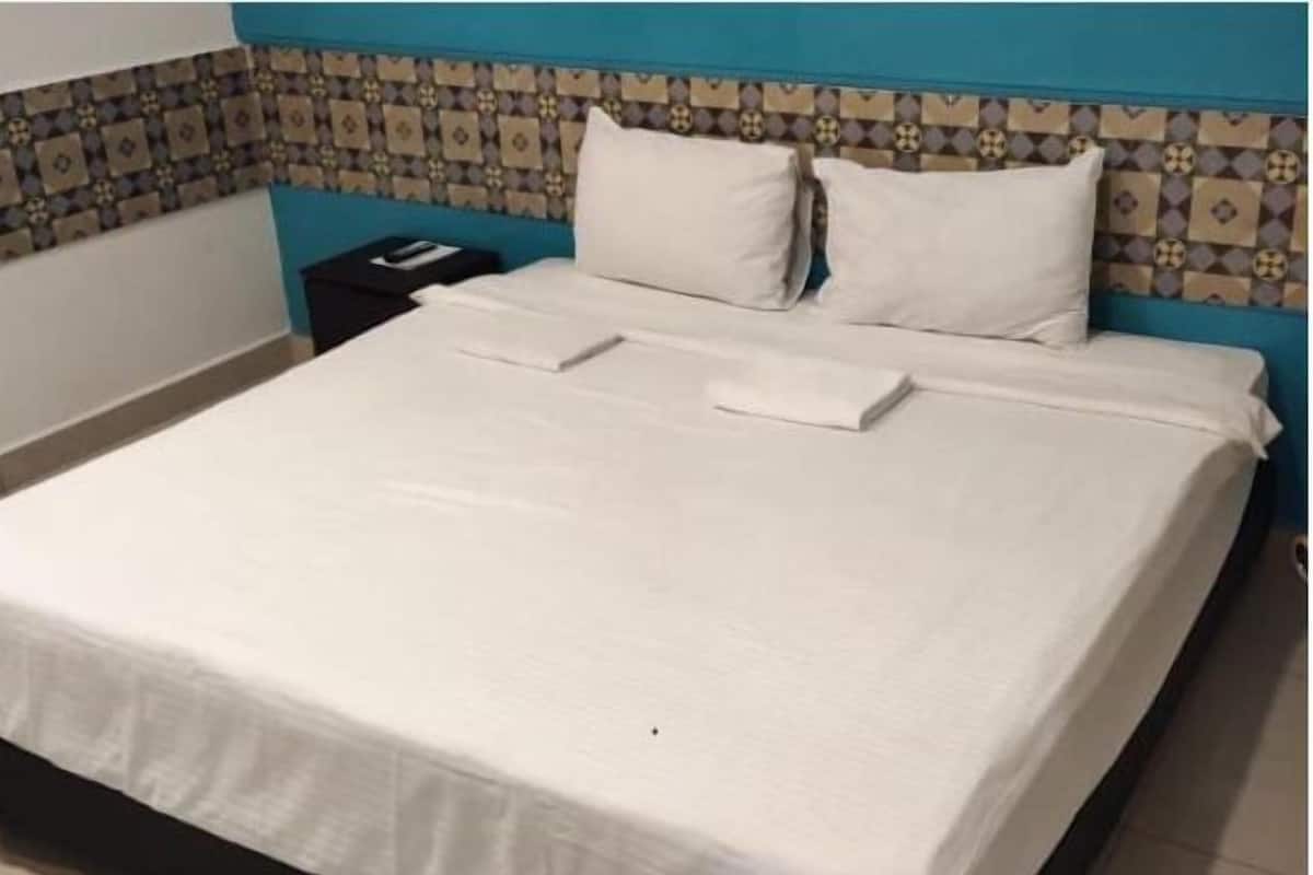 Superior Double - 01 Queen Bed | Desk, iron/ironing board, free WiFi