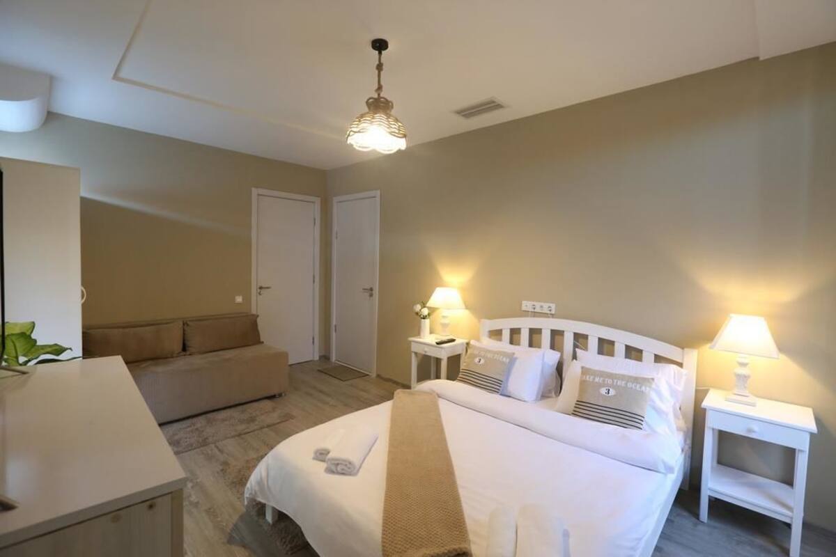Deluxe Double Room (Extra Bed) | Iron/ironing board (on request), WiFi (free), bed sheets