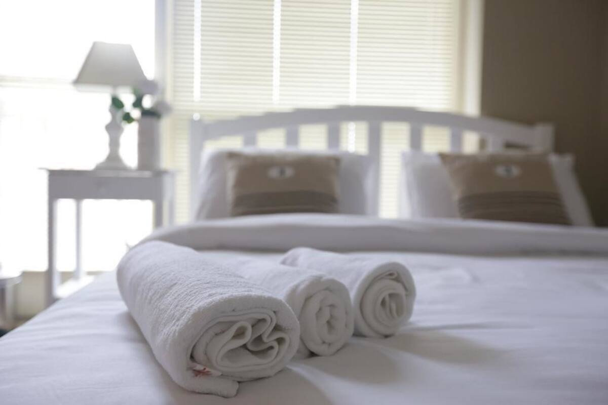 Double Room, Balcony, City View | Iron/ironing board (on request), WiFi (free), bed sheets
