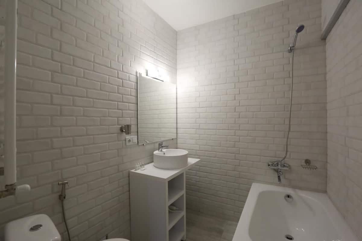 Jetted tub, free toiletries, hair dryer, towels