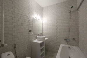 Jetted bath, free toiletries, hair dryer, towels