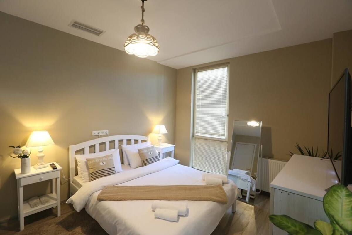 Standard Room (Queen) | Iron/ironing board (on request), WiFi (free), bed sheets