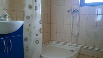 Shower, free toiletries, towels