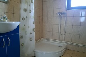 Shower, free toiletries, towels