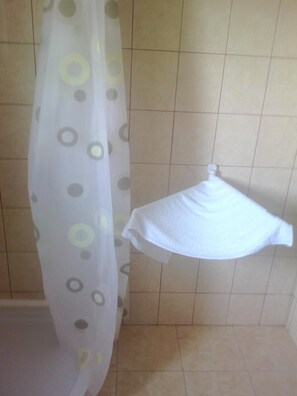 Dusj, toalettartikler (inkludert) og håndklær