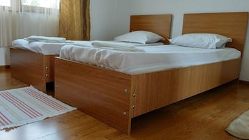 Chambre avec lits jumeaux, 2 lits une place | 1 chambre, bureau, chambres insonorisées, Wi-Fi gratuit