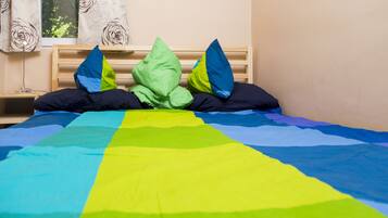 책상, 방음 설비, 침대 시트