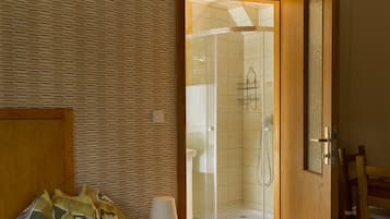 Studio apartmant | Bathroom | Soap, toilet paper