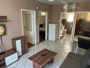 Appartement Standard, 2 chambres, salle de bains attenante, vue jardin | Coin séjour