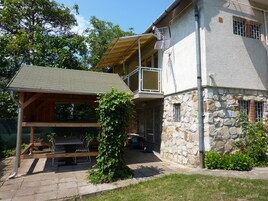 Standard apartman, 4 hálószobával, konyha, kilátással a kertre | Terasz/udvar