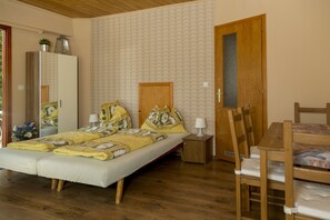 Studio apartmant | Oppholdsrom | En 32-tommers TV med kabel-kanaler samt fotballspill