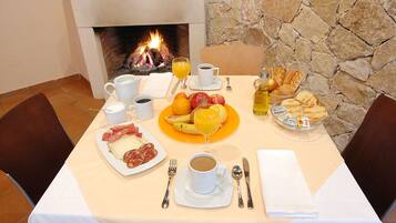 Esmorzar diari d'estil bufet gratuït