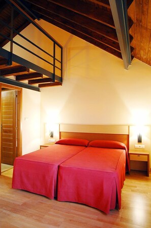 Superior Double Room (Duplex) | In-room safe, desk, rollaway beds, free WiFi - Hotel Rural La Casa del Cubón 4 (Aguilafuente)
