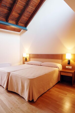 Appartement Duplex, terrasse | Coffres-forts dans les chambres, bureau, lits pliants/supplémentaires