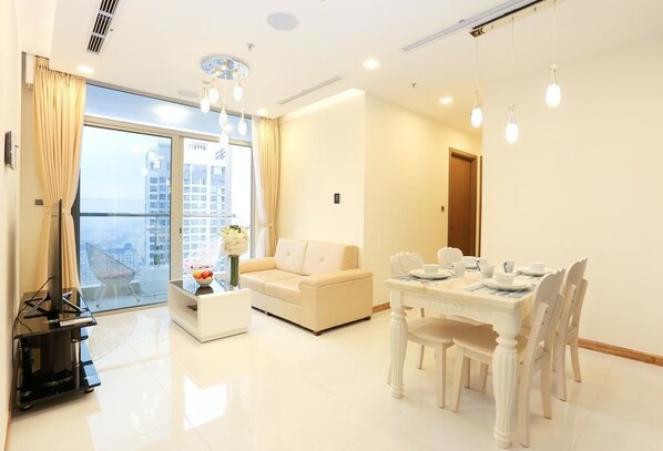 Family Apartment, 1 Queen Bed, Non Smoking | Desk, blackout curtains, soundproofing, iron/ironing board - Annie Apartment Vinhome Central Park (Ho Chi Minh City)