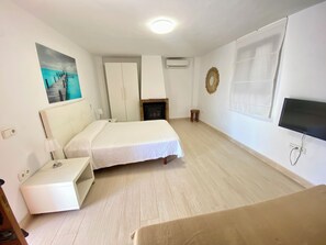 3 bedrooms, in-room safe, iron/ironing board, free WiFi