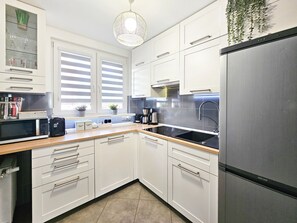 KĂŒhlschrank, Mikrowelle, Ofen, GeschirrspĂŒler