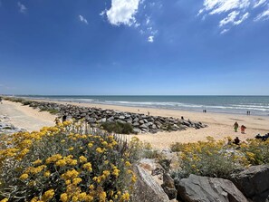 Beach - Beachfront 2-Room Apartment, Sleeps 4, Balcony & Parking - Saint-Hilaire-de-Riez (Saint-Hilaire-de-Riez)