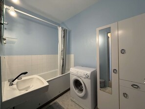 Bathroom - Beachfront 2-Room Apartment, Sleeps 4, Balcony & Parking - Saint-Hilaire-de-Riez (Saint-Hilaire-de-Riez)