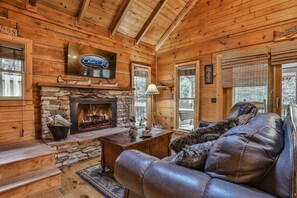 Smart TV, chimenea, futbolito y libros 