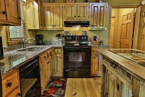 Fridge, microwave, oven, stovetop - Bear Rapids on the Cartecay | Ellijay, GA (Ellijay)