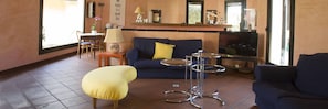 Lobby sitting area - Aliajazz hotel (Castrovillari)