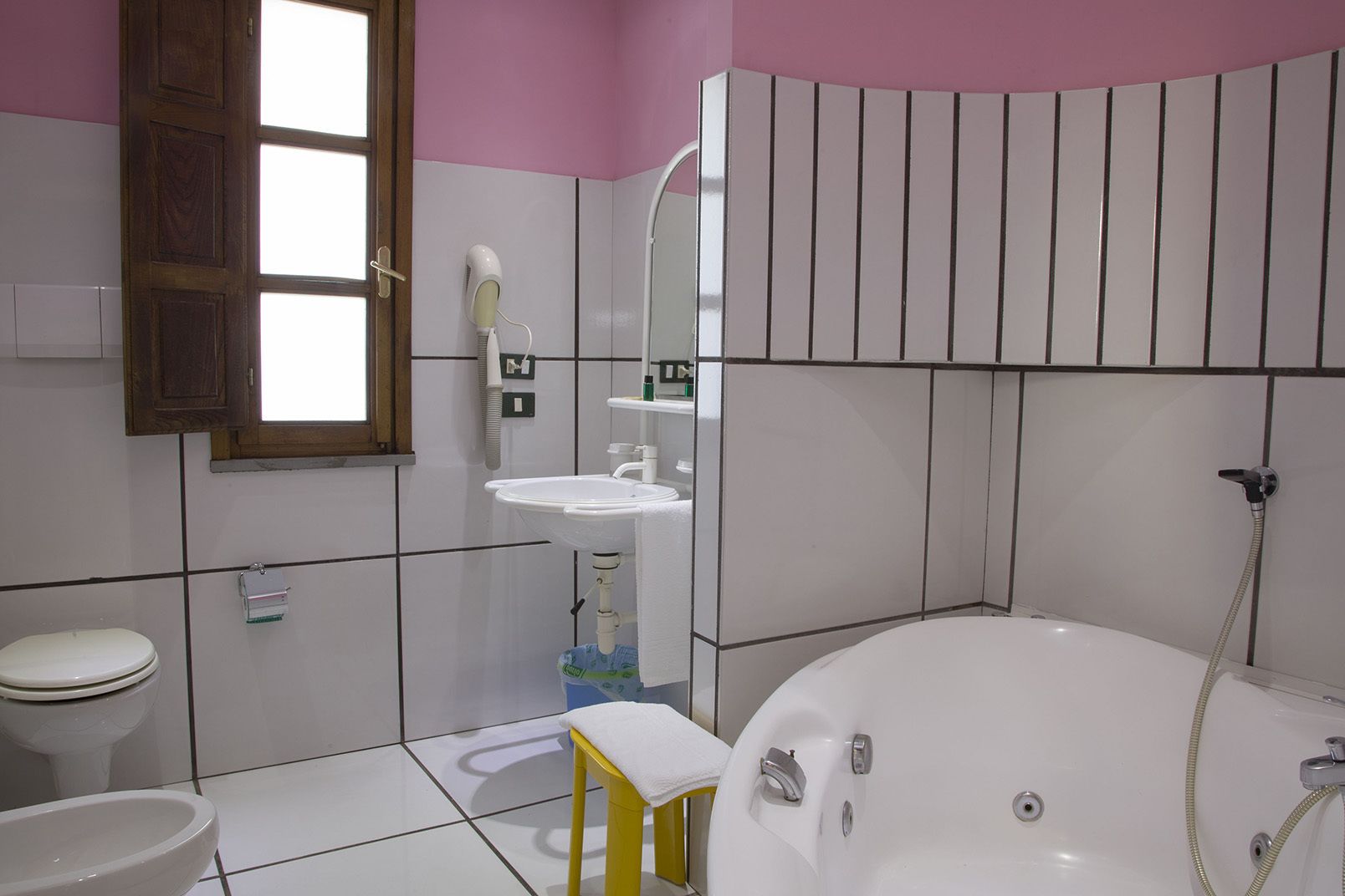 A bathroom with a toilet, sink, and bathtub.