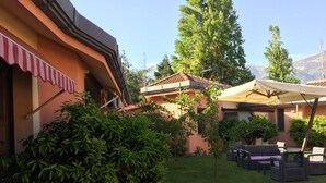 A courtyard with outdoor seating, a pergola, and a view of mountains. - Aliajazz hotel (Castrovillari)