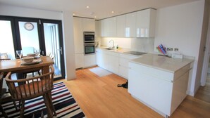 Apartment, 2 Bedrooms, Accessible, Garden View | Private kitchen | Fridge, microwave, oven, stovetop - Palmeira Plaza Apartments (Hove)