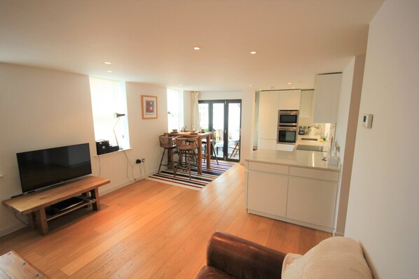 Apartment, 2 Bedrooms, Accessible, Garden View | Living area