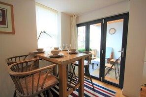 Apartment, 2 Schlafzimmer, barrierefrei, Gartenblick | Essbereich im Zimmer