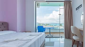 Quadruple Room, Balcony | Peti besi dalam bilik, meja, langsir/tirai gelap terus, kalis bunyi