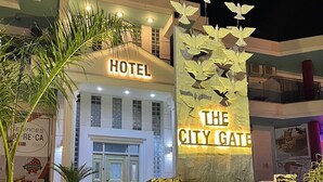 En hotelindgang med et skilt, der viser "HOTEL THE CITY GATE".