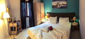 Departamento familiar, varias camas | Caja de seguridad en la habitación, cortinas blackout y insonorización