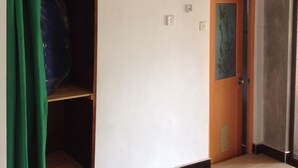 Deluxe Double Room, 1 Bedroom, Smoking, Garden View | Room amenity - The villa sunshine (Divulapitiya)