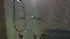 Deluxe Double Room, 1 Bedroom, Smoking, Garden View | Bathroom - The villa sunshine (Divulapitiya)