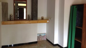 Deluxe Double Room, 1 Bedroom, Smoking, Garden View | Room amenity - The villa sunshine (Divulapitiya)