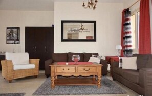 Appartement familial, Plusieurs lits, non-fumeur | Salle de séjour | Téléviseur à écran plat