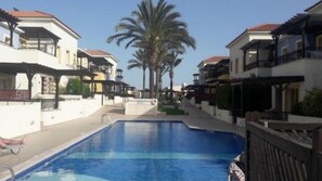 Outdoor pool, pool umbrellas - Aphrodite Gardens Apt 27 (Paphos)
