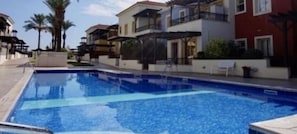 Outdoor pool, pool umbrellas - Aphrodite Gardens Apt 27 (Paphos)