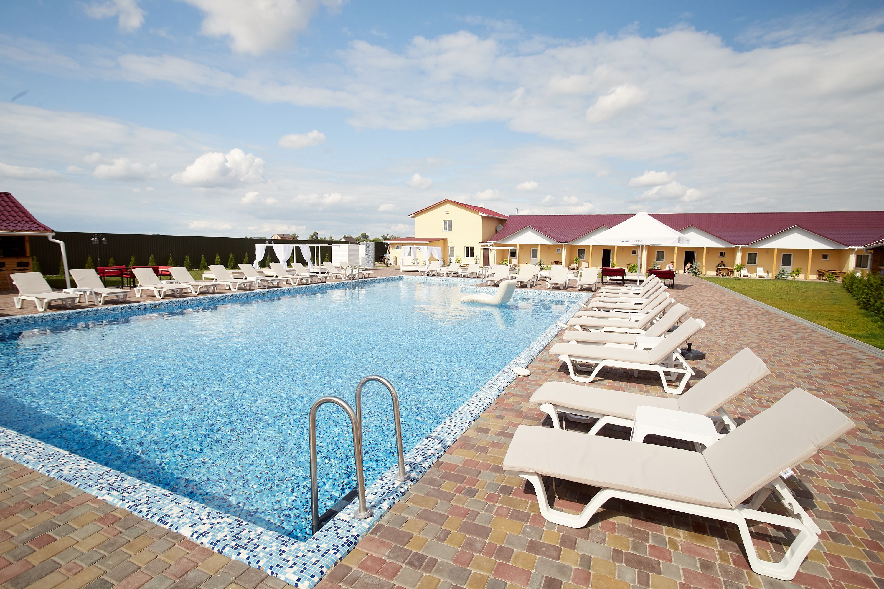 季节性开放的室外游泳池