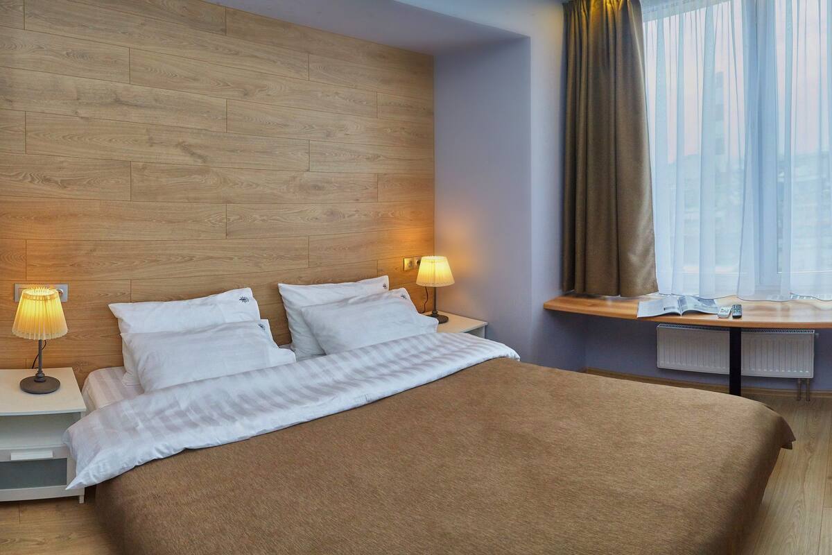 Standard Double Room | Peralatan tempat tidur premium, meja, langsir/tirai gelap terus