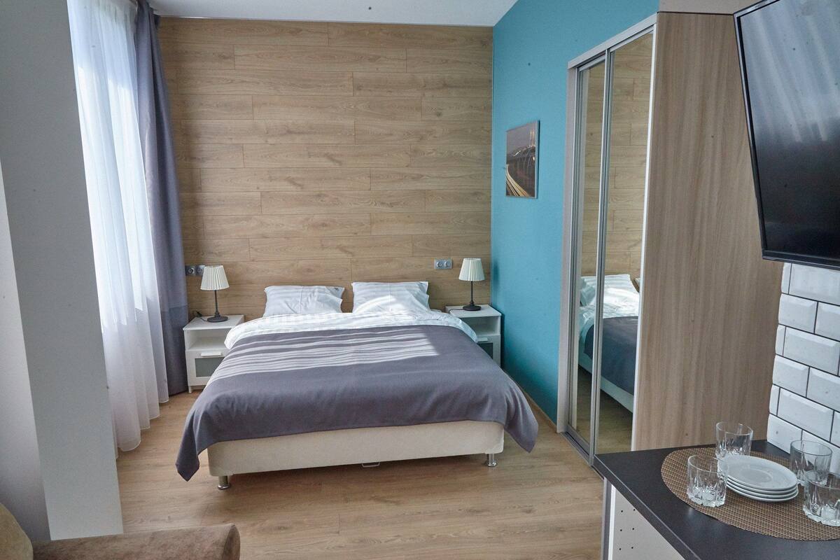 Studio | Peralatan tempat tidur premium, meja, langsir/tirai gelap terus