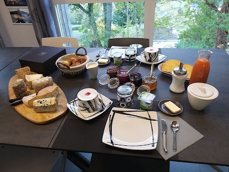 Free daily local cuisine breakfast . Le Grand Val