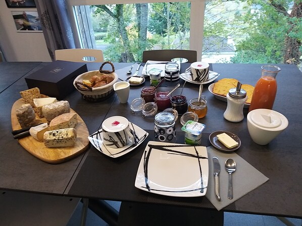 包含每日当地美食早餐