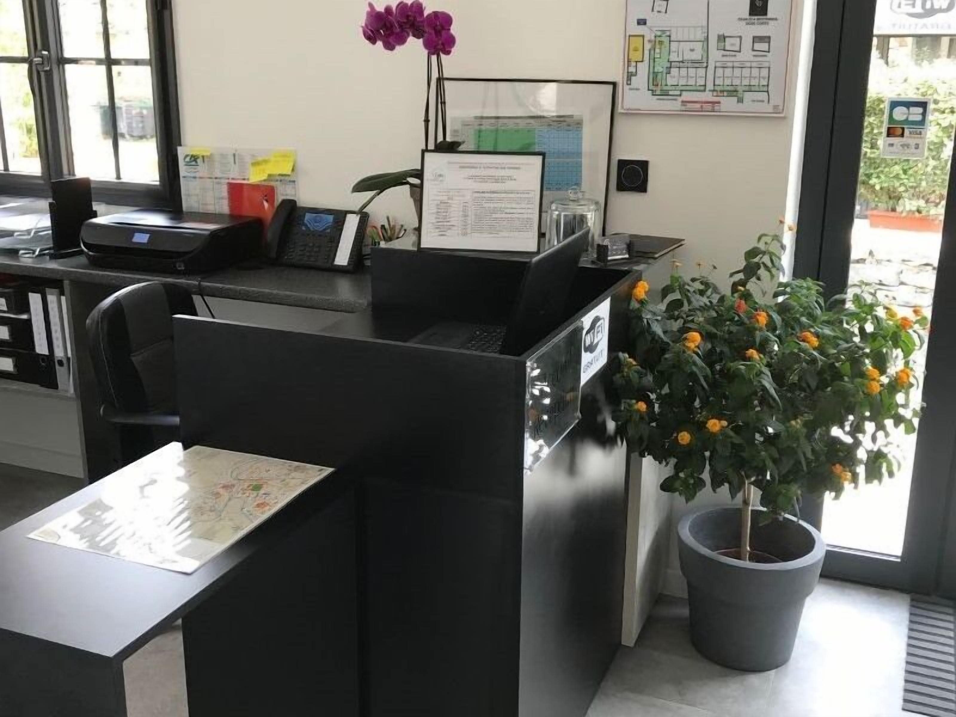 standard double room, ensuite, pool view (1er étage) | lobby