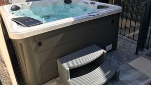 A hot tub with a control panel and a step for access. - Casa di a Restonica (Corte)