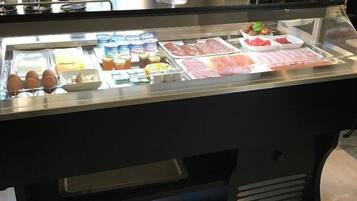Valikoiman herkkuja ja erilaisia lisukkeita tarjoava palvelutiski.